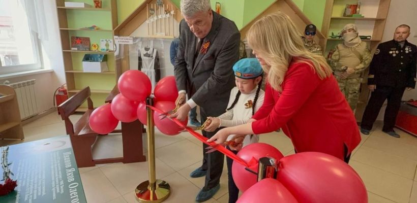 Еще в одной школе Якутска была торжественно открыта «Парта героя»