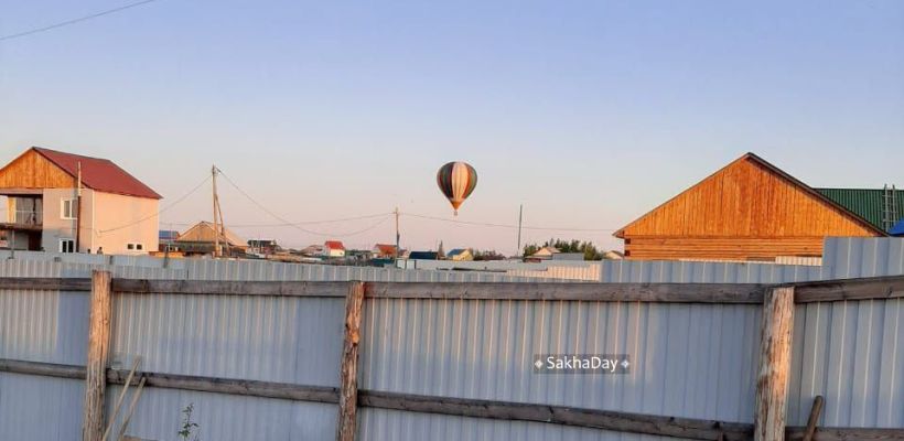 Над пригородными поселками Якутска летает воздушный шар