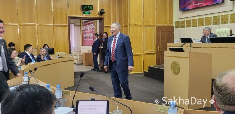 Владимир Поскачин эффектно зашел на заседание Ил Тумэна (видео)