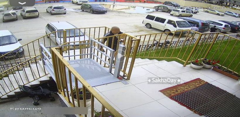 В Якутске мужчина избил подростка на детской площадке. Полиция проводит проверку