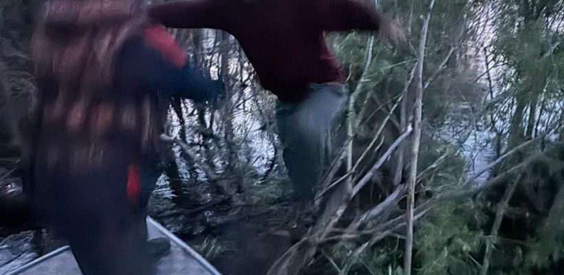 Спасатели эвакуировали двоих пострадавших с перевернувшейся лодки