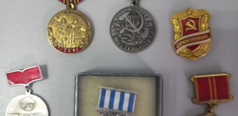 В Якутске женщина, пытавшая продать госнаграды своего отца, оценила их в 5 тысяч рублей