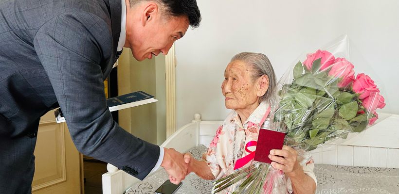 Жительницу Якутска Анну Оконешникову поздравили с вековым юбилеем