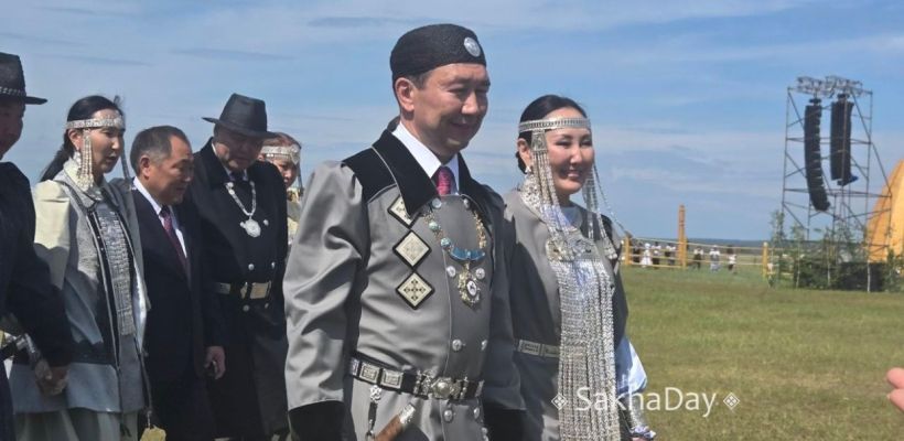 Фотофакт: Айсен и Людмила Николаевы на Ысыахе Туймаады — в национальных образах почти без меха