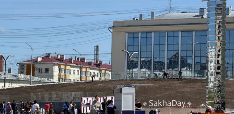 Началось обновление газона на Площади Республики. Будет неудобно!