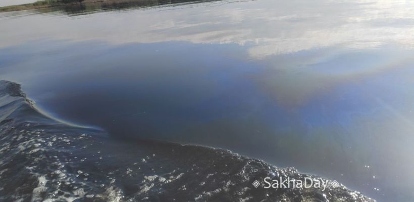 «Пятно длиной 10 км движется по течению». В Якутии зафиксирован разлив нефтепродуктов на реке Вилюй