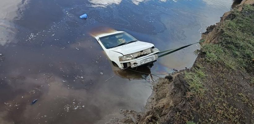 В Верхневилюйском районе водолазы подняли автомашину с телом водителя