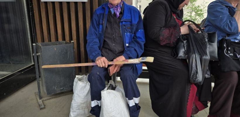 Фотофакт: Волонтер Тамара Торокова вся в цветочных делах