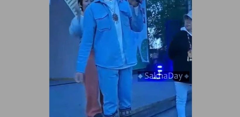 Артист, которому мешали петь в Сунтаре, оказался главврачом больницы (видео)