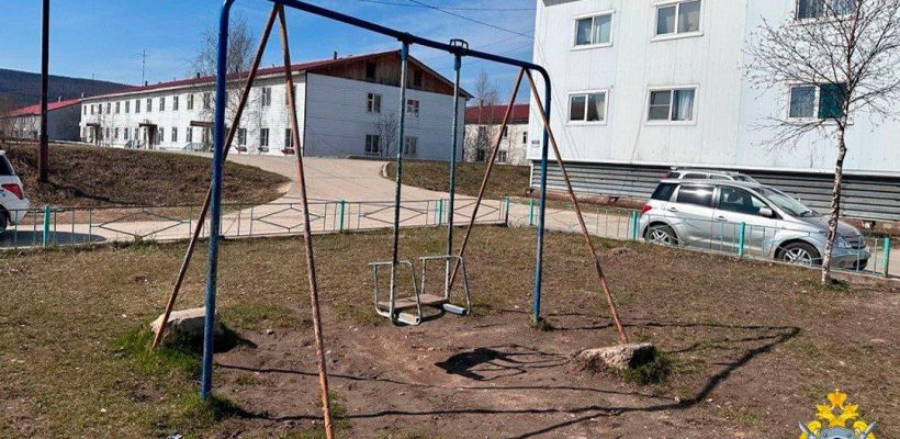 В Ленске девочка получила сильный удар качелями