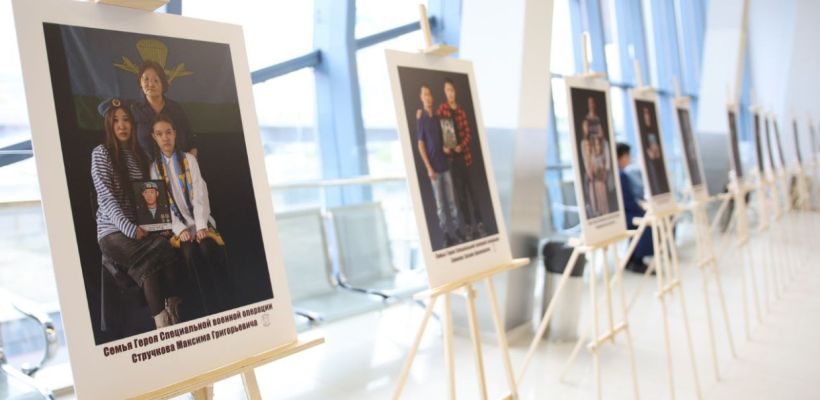 В аэропорту Якутск открылась расширенная фотовыставка «Семья Героя»