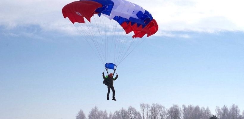 Сотрудник "Авиалесоохраны" неудачно приземлился с парашютом