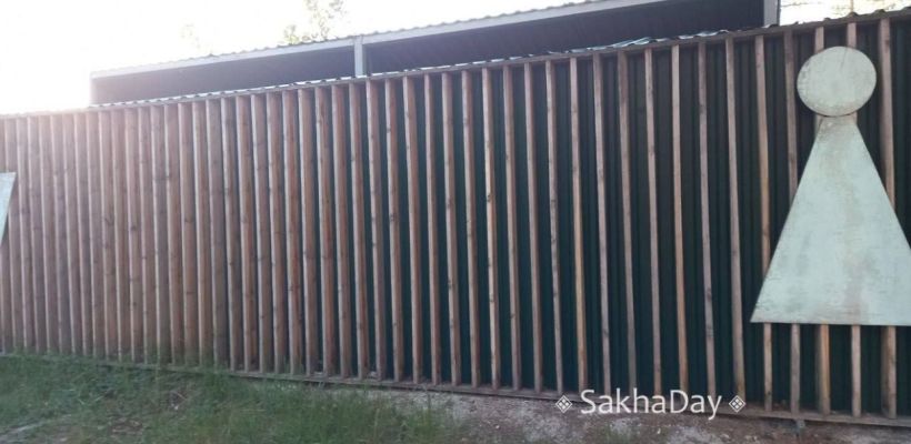 «Гости Сабантуя будут ходить в этот креативный туалет?»: якутяне возмутились состоянием туалета в Центральном парке Якутска