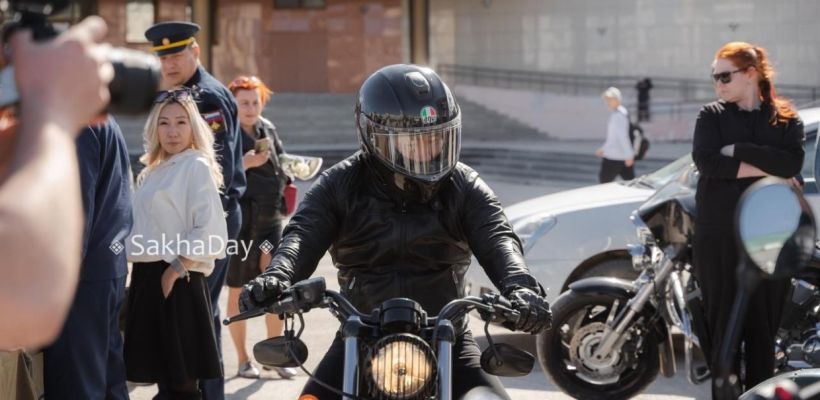 Антон Жондоров: "Мэр Якутска дерзко и четко подкатил на черном мотоцикле"