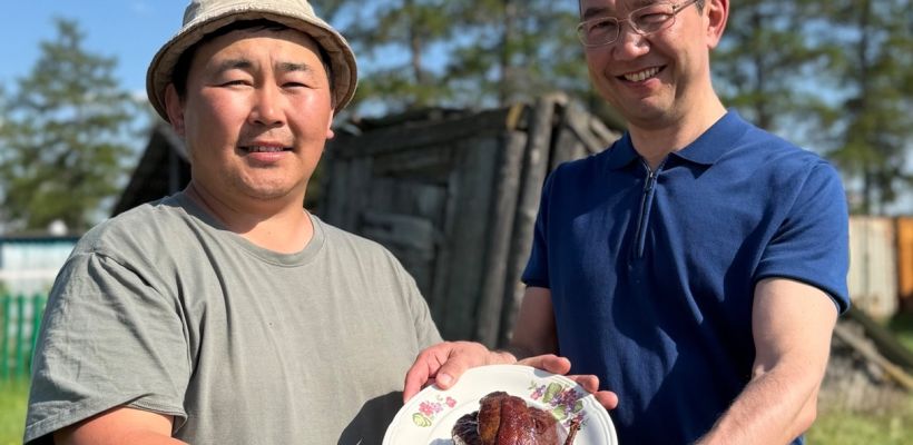 Глава Якутии Айсен Николаев побывал в гостях у Панды Саха: коптили утку, варили суп, смотрели на солнце