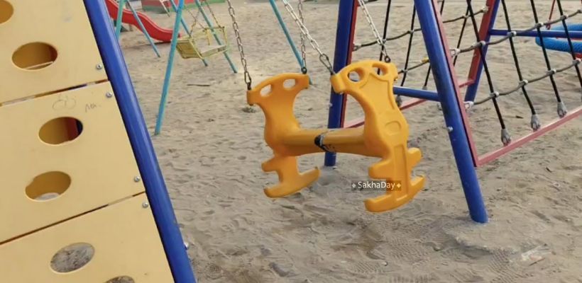 В Якутске ребёнок получил травму на неисправной площадке. Отец требует действий от городских властей