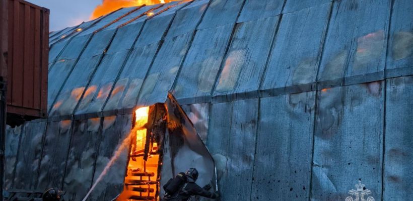 В Якутске полностью сгорел склад бытовой химии