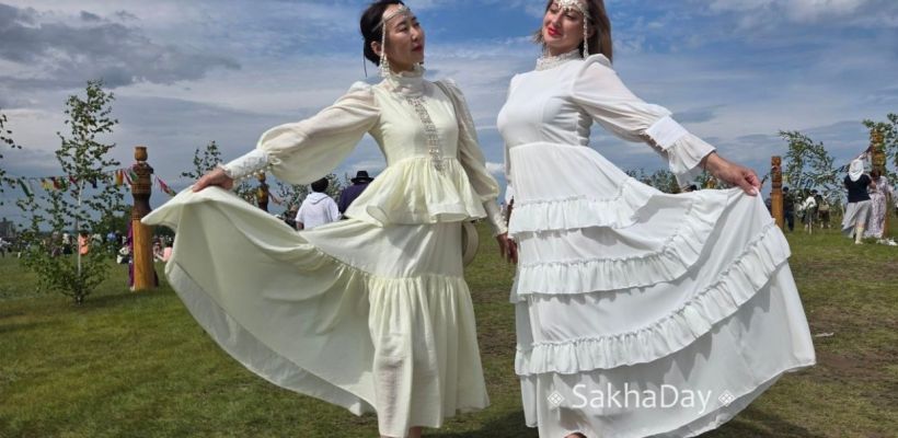 "Фэмили лук, меха, хендмейд": Что носят гости Ысыаха Туймаады?