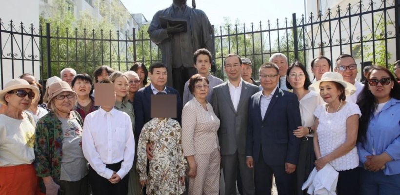 Фотофакт: Обвиняемый в получении взяток Семен Филиппов был на открытии памятника