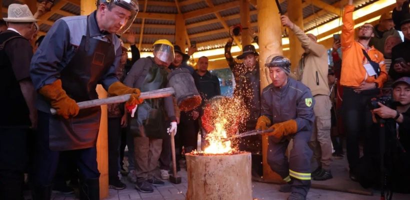 Айсен Николаев принял участие в выплавке железа из якутской руды на Ысыахе Олонхо