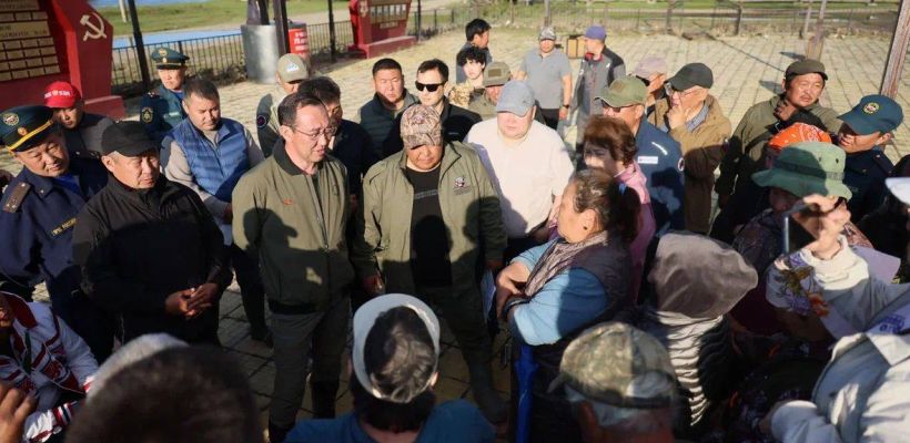 Айсен Николаев встретился с жителями пострадавших от паводка сёл Оймяконского района