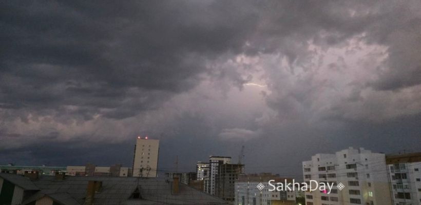 Грозы и порывистый ветер накрыли Якутию 18 июля