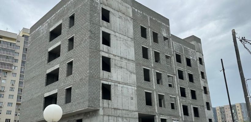 Фотофакт: Строительство пятиэтажного отеля на проспекте Ленина заморожено