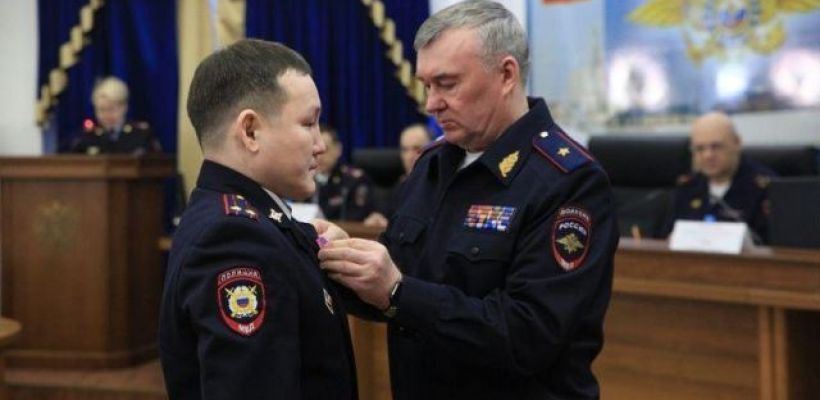 Якутского полицейского Николая Реброва, ударившего женщину в ресторане "Дуэты", уволили