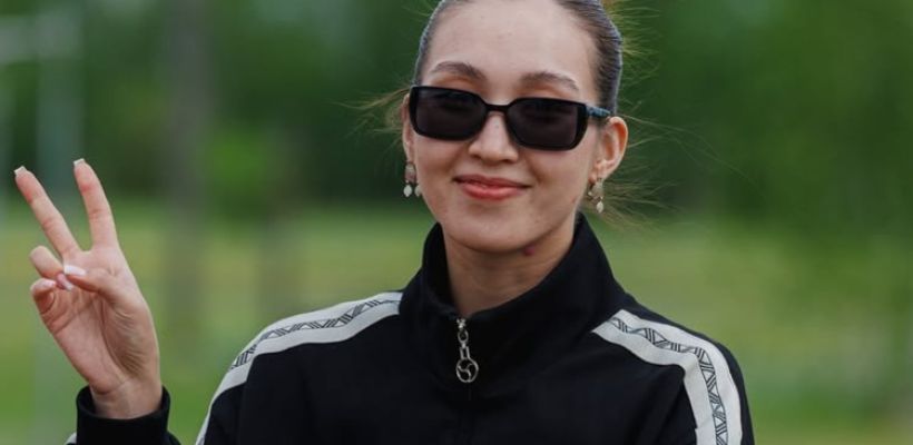 Гель для волос можно выбросить, теперь в тренде «депрессивные» волосы