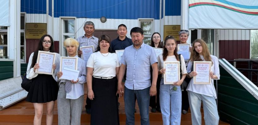 Лучшим выпускникам Таттинского и Томпонского районов вручены грамоты и ценные подарки от Виктора Лебедева