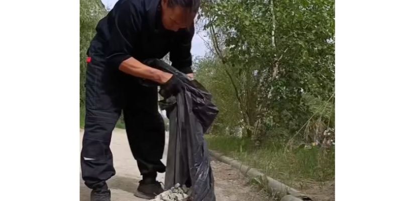 Антон Васильев перешел на новый уровень. Вместо вычерпывания воды он выкладывает плитку и останавливаться не собирается