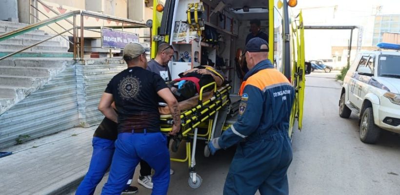 Фотофакт: В Якутске мужчина упал с четвертого этажа и повис на козырьке