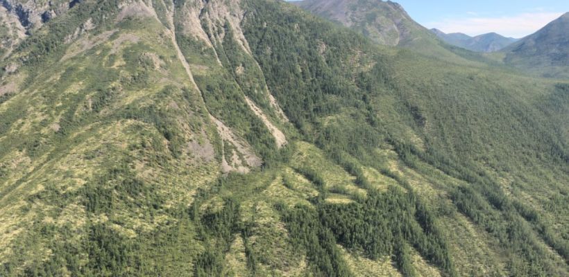 В Томпонском районе ждет помощи девушка, повредившая ногу