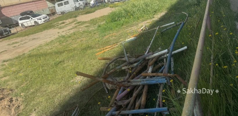 Машины стали важнее детей? В центре Якутска снесли детскую площадку