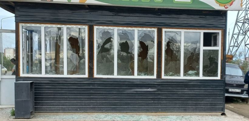 Фотофакт: В Якутске вандалы устроили погром и разбили остановку