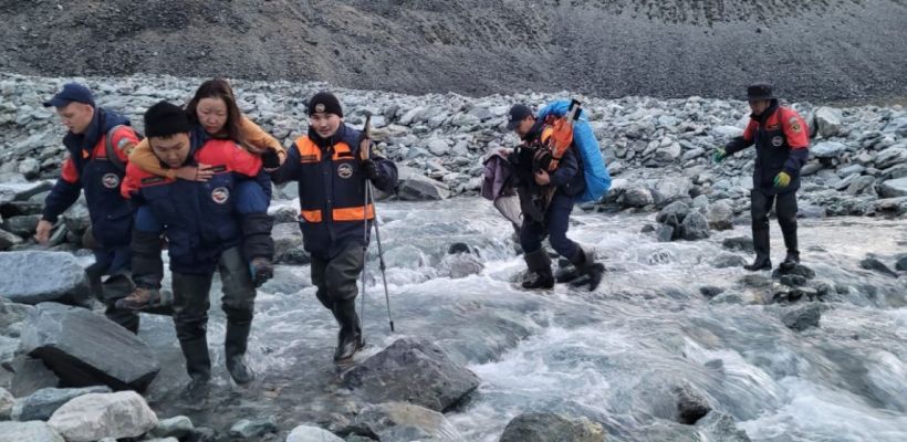 Одну из туристок, сорвавшихся с горы Победы в Якутии, эвакуировали