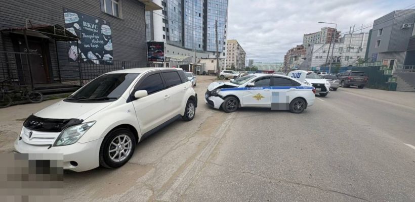 В Якутске водитель намеренно протаранил машину ДПС из-за протокола о тонировке