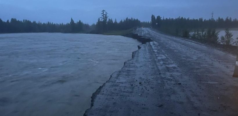 В Оймяконском районе временно закрыта дорога "Колыма"