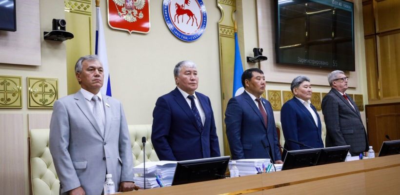 Ил Тумэн может собраться на внеочередную сессию, чтобы осудить депутата Александра Иванова. Что думают по этому поводу в соцсетях?