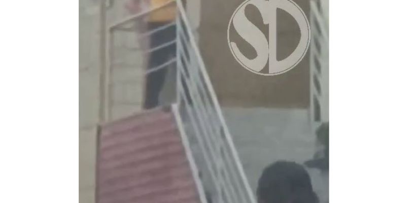 "Пинал и таскал за волосы". Агрессивного мужчину, избившего женщину у дома в Якутске, выявили полицейские