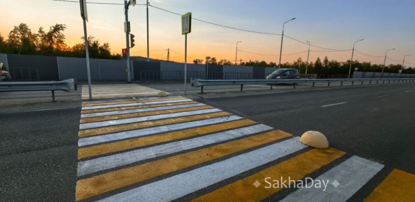 В Якутии в бетонное ограждение, «слившееся» в цвета пешеходного перехода, врезалось два автомобиля