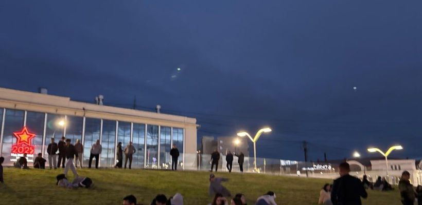 "По газону не ходить!". Горожане массово нарушают запрет на площади Республики