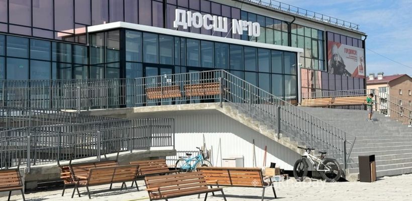 Тротуар пошёл волнами. Во дворе нового спорткомплекса в Якутске разрушается покрытие