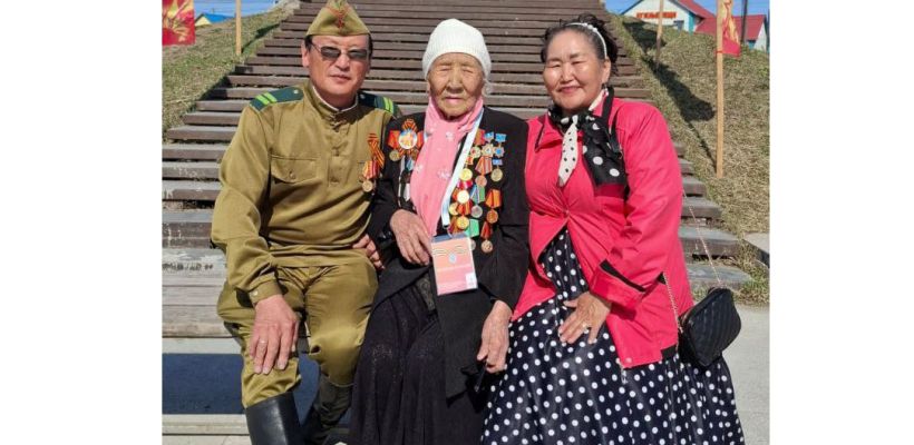 В соцсетях восхитились, как 91-летняя бабушка в Якутии косит траву