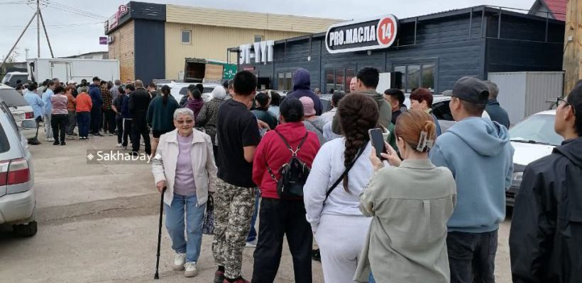 Фотофакт: В Якутске люди выстроились в очередь за окорочками