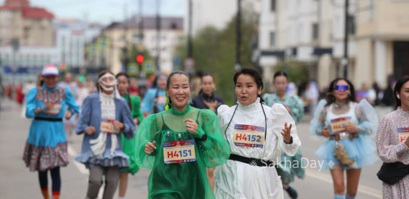 Марафон Олонхо: яркий забег в национальных нарядах