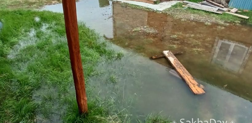 В Оймяконе затапливает гостевой дом и магазин