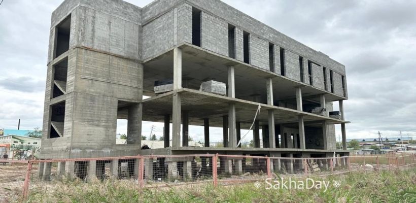 Фотофакт: В Якутске ожил долгострой. Обвинения на 56 миллионов не помешали стройке