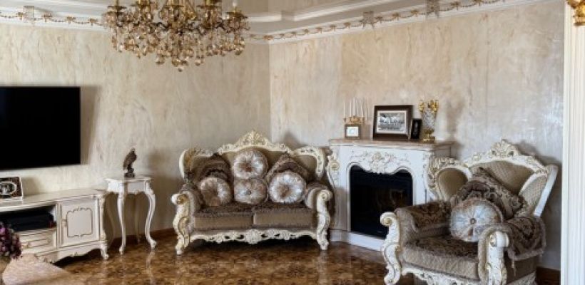 Много золота и лепнины. В Якутске продается квартира в стиле необарокко за 35 млн