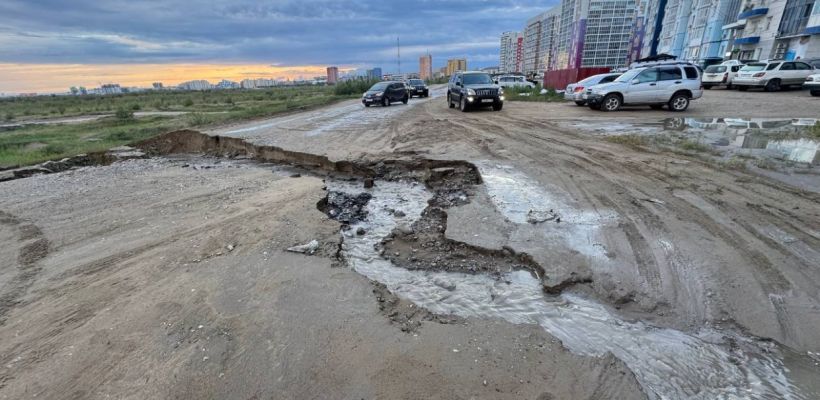 Небольшой дождь размыл дорогу в элитном микрорайоне Якутска